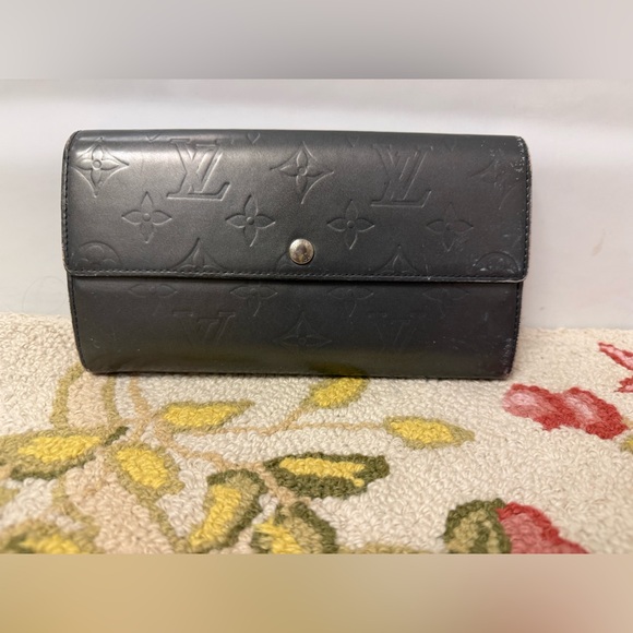 SOLD LOUIS VUITTON Metallic Monogram Vernis Sarah Long Bi-Fold Wallet - Picture 2 of 16